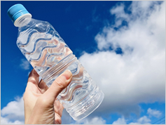 ペットボトル入り飲料水には数十万個のナノプラスチック粒子が含まれる可能性